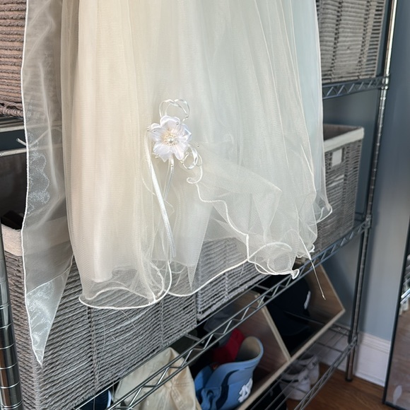 GIRLS WHITE GOWN (GRADUATION, CHRISTENING, BAT MITZVAH, WEDDINGS, EVENTS, ETC) - Picture 5 of 9